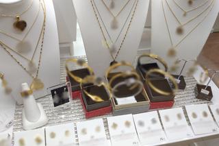 Podrabiana biżuteria w galeriach handlowych 