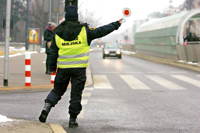 WARSZAWA: Kierowcy zrzucą się na PODWYŻKI dla STRAŻNIKÓW MIEJSKICH?