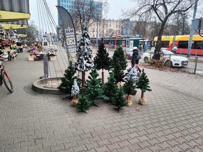 Magia świąt na łódzkich targowiskach. Zobacz, jakie ozdoby można tam kupić [ZDJĘCIA]