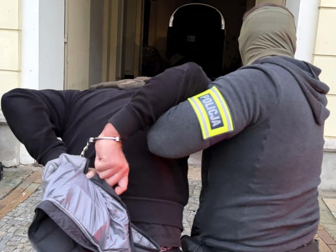 Spektakularna akcja na Pradze Północ i Żoliborzu. Policja uderza w narkotykowy biznes. Zobacz, co znaleziono w ich kryjówkach!