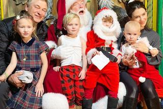 Alec Baldwin z rodziną i Święty Mikołaj