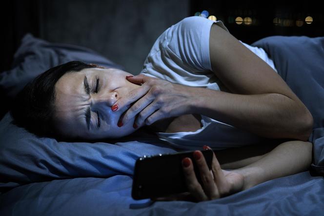 Czym skutkuje niedobór snu? Naukowcy odkryli związek z groźną chorobą