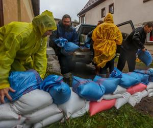 Rzeka Biała Lądecka wystąpiła z koryta. Woda zalewa Lądek Zdrój