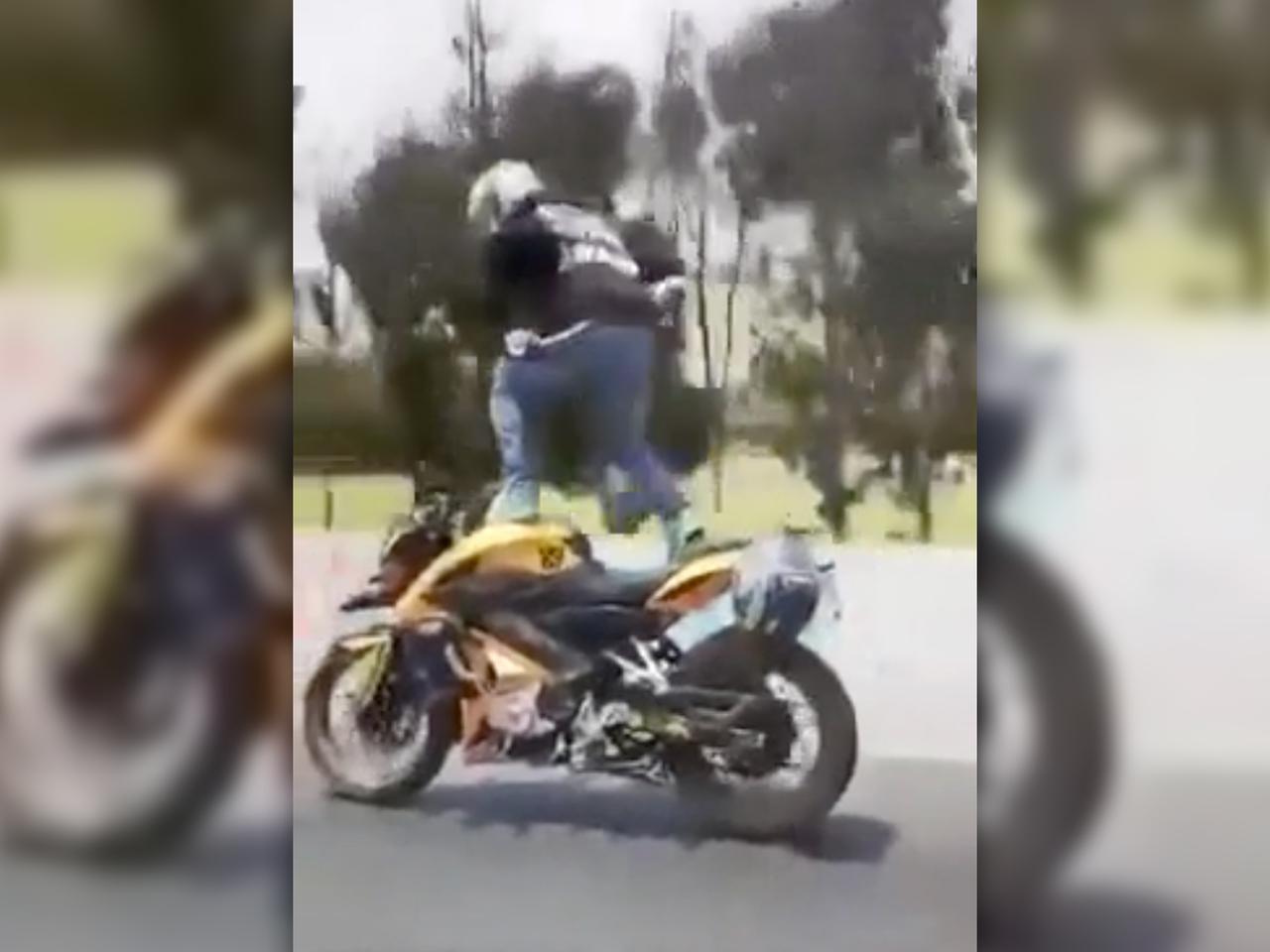 Trik na motocyklu nie wyszedł. Motocyklista zaliczył paskudną glebę