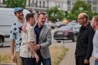 Na Wspólnej, odcinek 4085. Smolny (Łukasz Konopka), Daniel (Michał Tomala), Tymon (Łukasz Wójcik), Artur (Janusz Chabior), Kuba (Kacper Łukasiewicz)