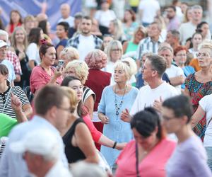 Potańcówka przed teatrem w Katowicach