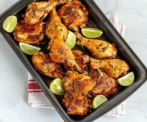 Biorę udka kurczaka i te przyprawy. To dzięki nim skórka jest chrupiąca, a mięso miękkie i soczyste 