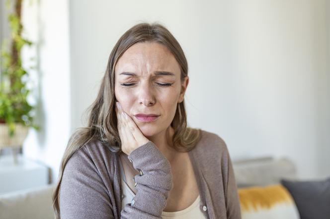 Dziura w zębie zwiększa ryzyko zawału o 40 proc. Dentysta ostro: 4 mln Polaków nawet nie ma szczoteczki