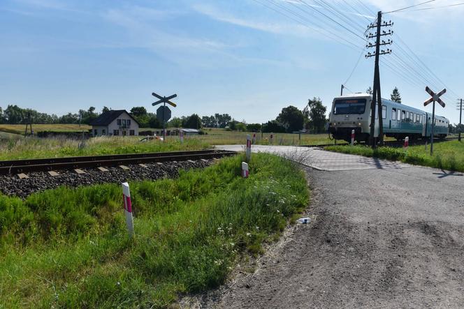 Łukasz miał tylko kilometr do domu. Zginął pod kołami pociągu na niestrzeżonym przejeździe