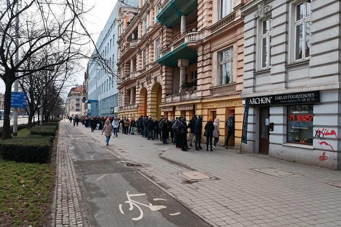 Tłusty czwartek we Wrocławiu. Mieszkańcu rzucili się na pączki! Ogromne kolejki [ZDJĘCIA]