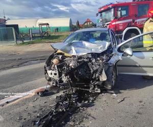 Wypadek na łuku drogi niedaleko Sławy. Dwie osoby poszkodowane