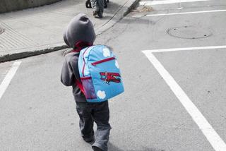 Chłopiec, plecak, ulica, dziecko na ulicy, tornister, chłopczyk