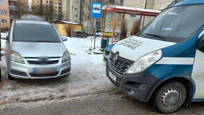 Taksówkarz jeździł tylko na wstecznym? Przebieg zmalał o 15 tys. w kilka miesięcy