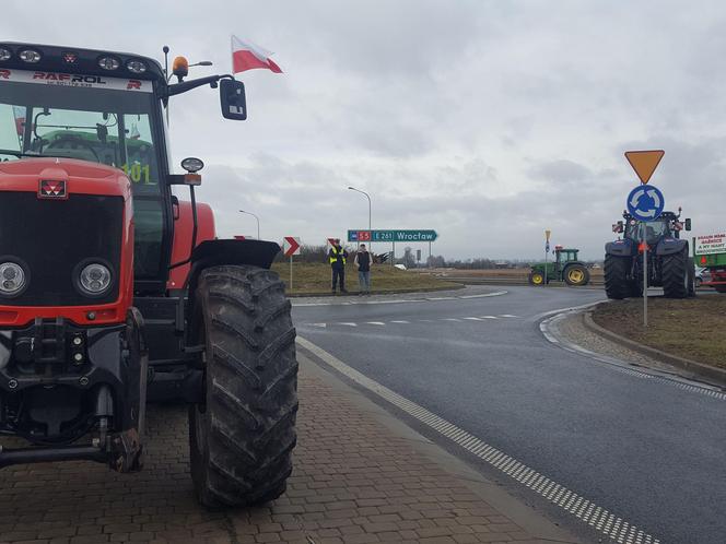 ​Na S5 koło Leszna zaczęła się druga doba rolniczego protestu