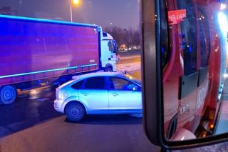 Zderzenie samochodu osobowego i ciężarowego na największym skrzyżowaniu w Lesznie