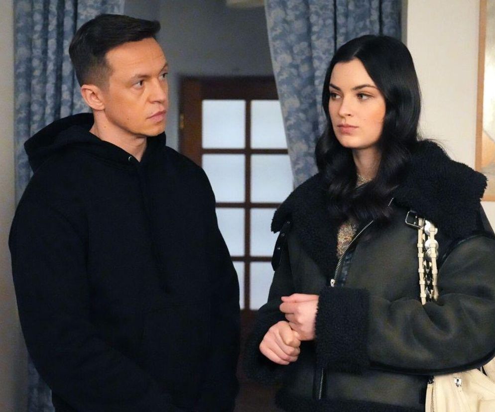 Aktorzy Piotr Ligienza jako Błażej i Maria Świłpa jako Weronika w serialu Barwy szczęścia w odcinku 3247. Mężczyzna w czarnej bluzie z kapturem, kobieta w ciemnej kurtce z futerkiem. Oboje patrzą w prawo, wyglądając na zmartwionych, co sugeruje konflikt w ich związku. Więcej na Super Seriale.