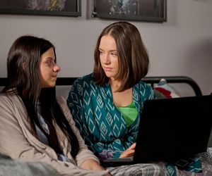 Na Wspólnej odc. 4021: Julka (Maja Oświecińska), Ania (Sonia Mietielica)