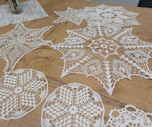 Szydełkowe babki z Ostrzeszowa. Dziergają w miejscach publicznych i ... zarażają pasją!