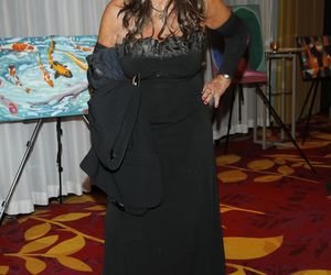 Agnieszka Fitkau-Perepeczko robi prawie erotyczny masaż na boczku. Nie możemy uwierzyć, że ona ma 82 lata?! 