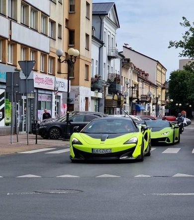 Siedlczanie chętnie korzystali z przejażdżek luksusowymi sportowymi samochodami by wesprzeć szczytny cel