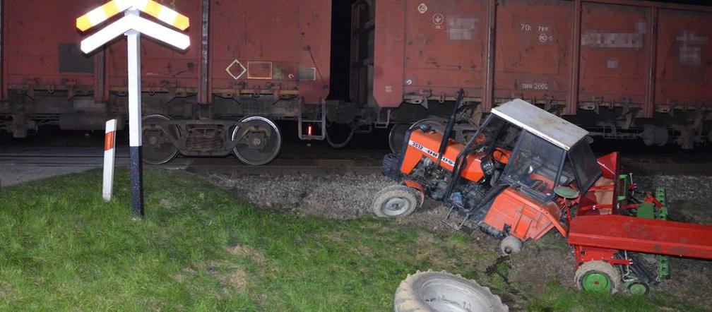 Traktor nie miał szans w starciu z lokomotywą