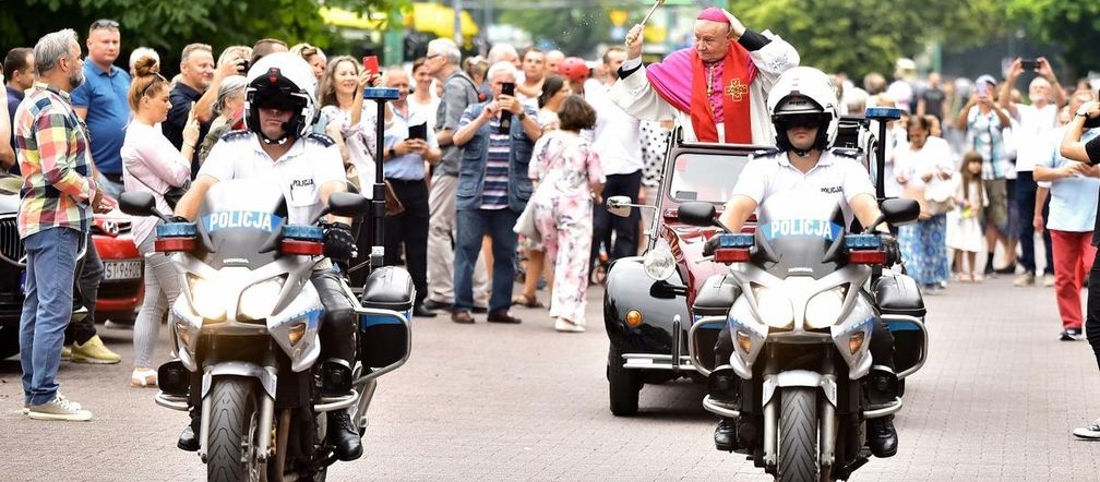 Święcenie pojazdów w Tychach przyciągnęło tłumy. Setki samochodów skropionych wodą święconą