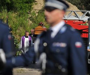 Policjant Arkadiusz zginął tragicznie.  Przez huk salwy na pogrzebie przedarł się łamiący serce szloch