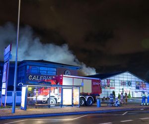 Pożar Galerii Podolany w Poznaniu. Dach stanął w ogniu