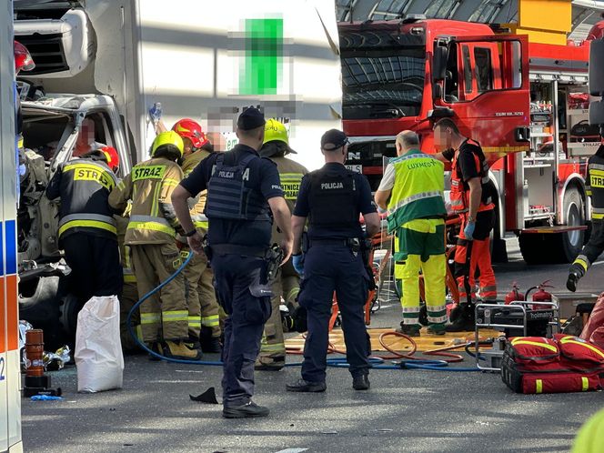  Karambol na S8 w Warszawie. 4 ciężarówki rozbite, jedna osoba zakleszczona