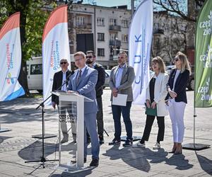 Podpisanie umów z wykonawcami letnich kawiarenek na pl. Biegańskiego w Częstochowie