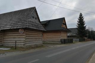 Ta małopolska wieś to żywy skansen. Kilkuset letnie chałupy wciąż zamieszkują mieszkańcy