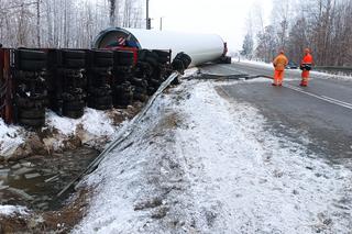 Transport ogromnego sprzętu zatrzymał ruch. Utrudnienia potrwają co najmniej dobę!