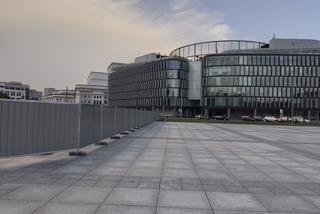 680-metrowe ogrodzenie na pl. Piłsudskiego w Warszawie