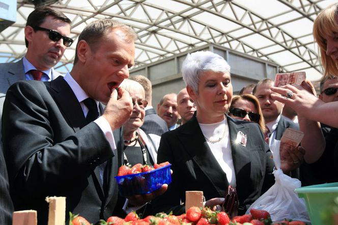 Donald Tusk je truskawki na targu w Zagrzebiu