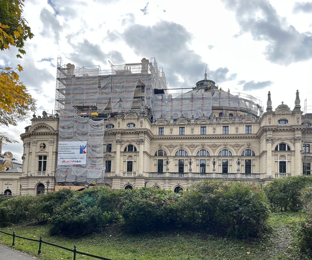 Na kultowym teatrze pojawi się złoty dach i maszkarony. Trwa remont