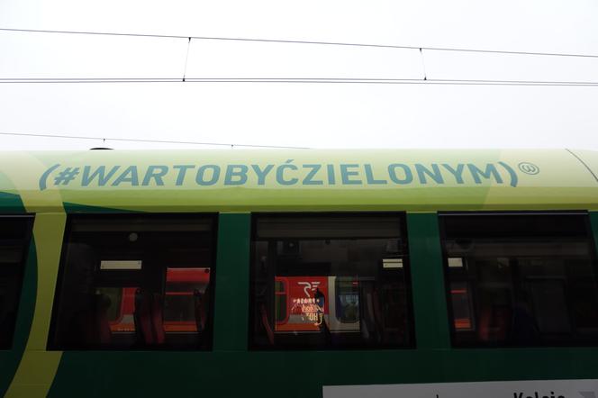 Pociąg Kolei Wielkopolskich w barwach Warty Poznań
