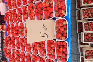Ceny truskawek na targu w Rzeszowie. Jest dużo taniej
