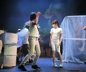 Spektakl na zakończenie warsztatów teatralnych w Teatrze Miejskim w Lesznie 