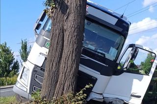 Tragiczny wypadek w Bielanach. Nie żyje kierowca osobówki