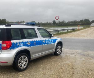 Zagrożenie powodziowe. Polder Buków na Odrze jak atrakcja turystyczna. Tłumy gapiów 