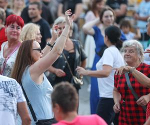 Potańcówka przed teatrem w Katowicach