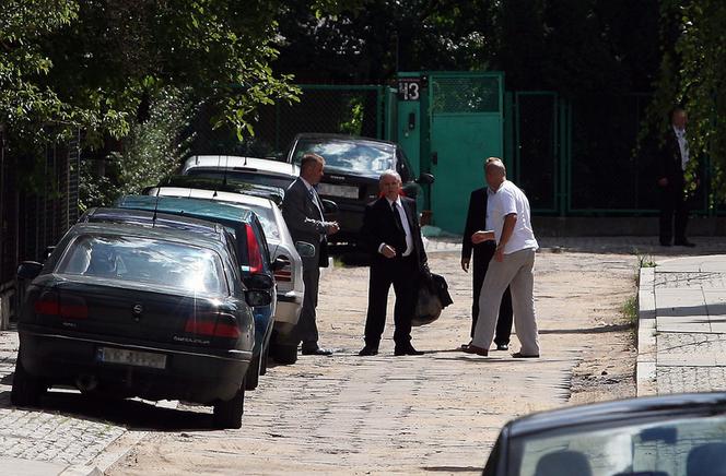 Jarosław Kaczyński z ochroniarzami przed domem na Żoliborzu