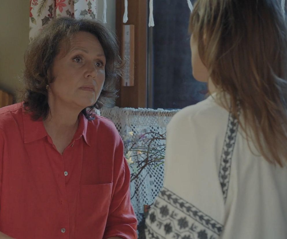 Marysia Rogowska (Małgorzata Pieńkowska) w czerwonej koszuli, patrząca na rozmawiającą z nią Frankę (Dominika Kachlik) w białej bluzce. Zdjęcie ilustruje scenę z serialu M jak miłość, gdzie Franka porównuje Marysię do zmarłej matki, o czym możesz przeczytać na Super Seriale.