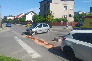 Zderzenie dwóch samochodów osobowych w Tarnowie. Jednak osoba trafiła o szpitala