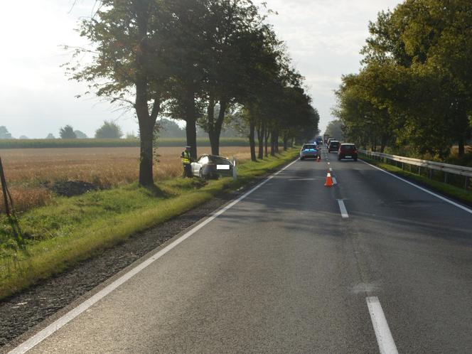 Groźny wypadek w powiecie radziejowskim. 65-letni kierowca uderzył w drzewo! [ZDJĘCIA]