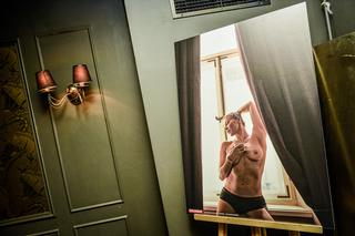 Katarzyna Warnke pozuje przy swoich nagich zdjęciach na imprezie Playboya