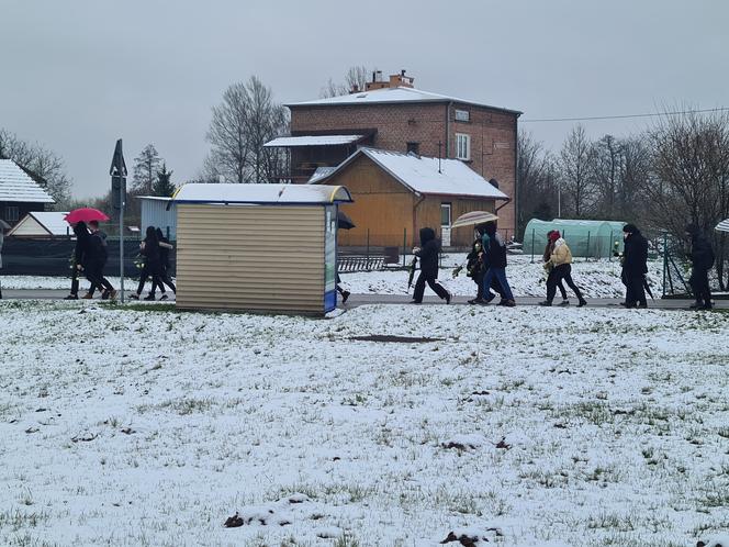 Dąbrówki: pogrzeb 17-letniej Pauliny. Nastolatka zmarła tragicznie. Jej ciało wyłowiono ze stawu tuż po imprezie [Relacja z uroczystości]