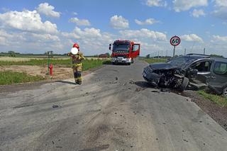 Tragiczny wypadek w okolicy Pruszcza - młody kierowca zginął na miejscu, a jego narzeczona walczy o życie w szpitalu
