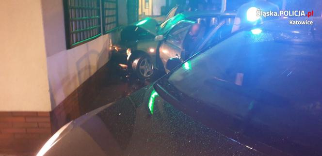 Rozbił się na ścianie budynku. To finał ucieczki przed policją