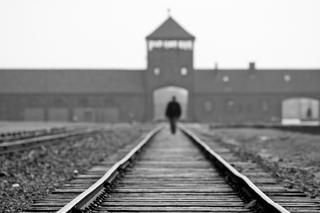 80. rocznica pierwszego transportu Polaków do Auschwitz. Zamordowano tam miliony ludzi